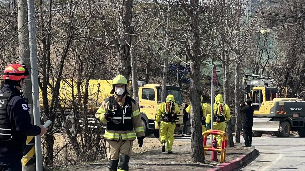 충북 진천 화학공장서 유해 물질 하천 누출...긴급 방제 / YTN