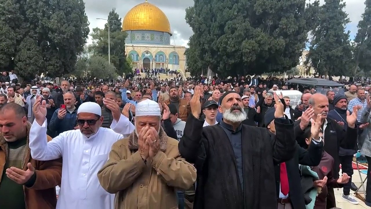 Milhares de fiéis rezam sob vigilância em Jerusalém na primeira sexta-feira do Ramadã