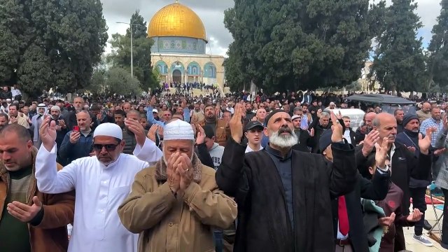 Milhares de fiéis rezam sob vigilância em Jerusalém na primeira sexta-feira do Ramadã