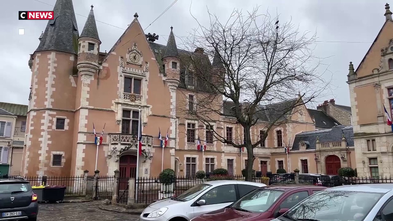 À Étampes, la laïcité ajoutée à la devise nationale sur le fronton des écoles