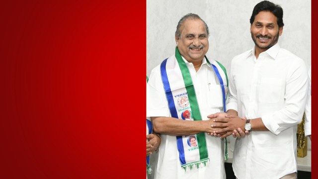 Ys Jagan సమక్షంలో YSRCP లో చేరిన Mudragada Padmanabham | Telugu Oneindia