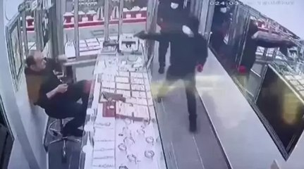 Küçükçekmece'de kuyumcuyu silah tehdidiyle gasp eden şüpheliler yakalandı