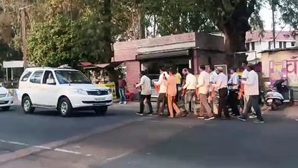 Video: जब पूर्व मुख्यमंत्री का काफिला अचानक गया रूक, लोग पहनाने लगे माला, दौडकऱ पहुंचे सुरक्षाकर्मी