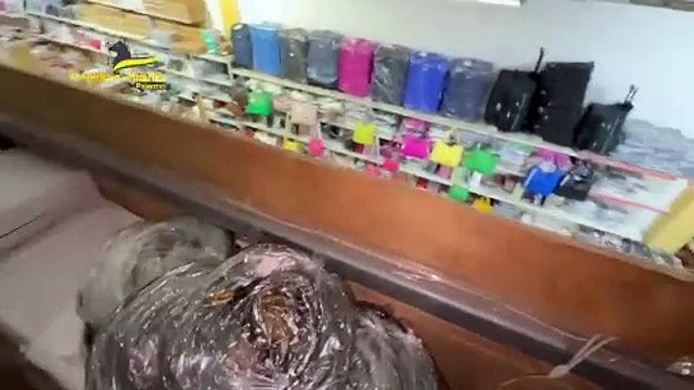 Palermo, lotta alla contraffazione: sequestrati oltre 4.000 capi d'abbigliamento e accessori falsificati