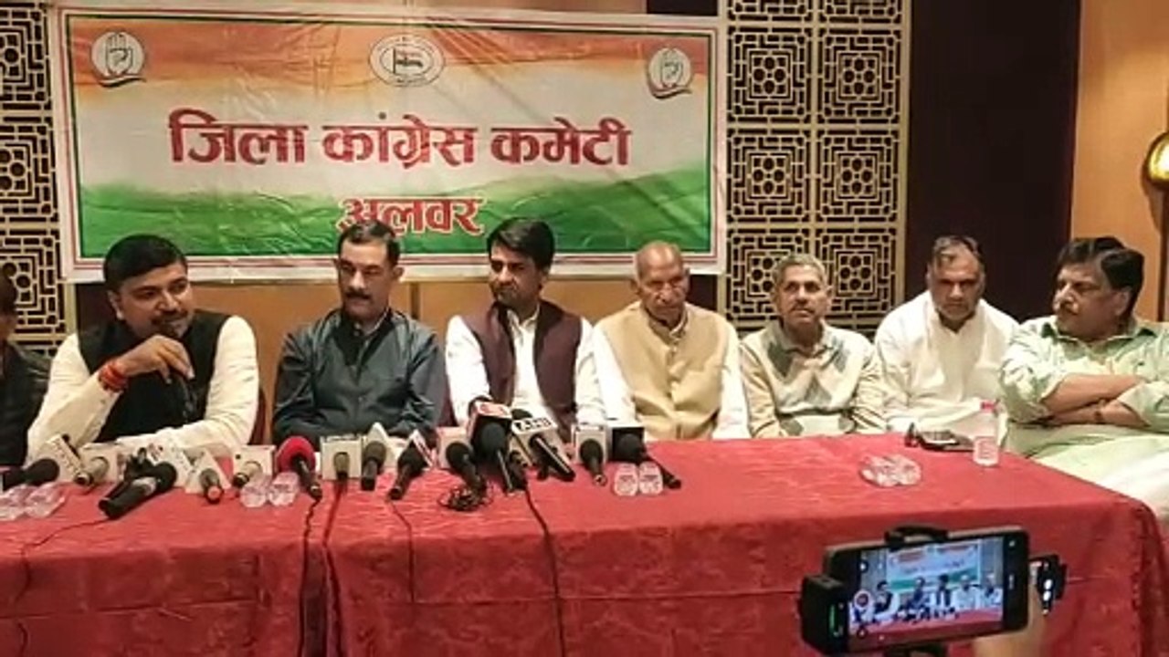 नेता प्रतिपक्ष  टीकाराम जूली ने कहा कि ‘शहर सड़ रहा है... लेकिन मंत्री फीता काटने में व्यस्त हैं’