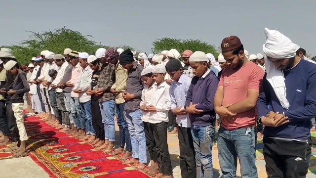 खुदा की इबादत में झुके हजारों सिर, रमजान के पहले जुमे पर मस्जिदों में की नमाज अदा