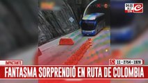Fantasma aterroriza a todos en una carretera de Colombia