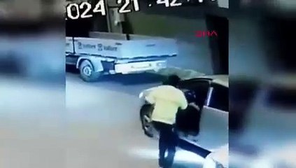 Trafik polisi ehliyetsiz sürücüyü tekmeleyip yere yatırdı