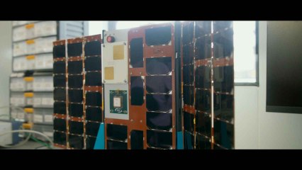 Interior sala blanca con los satélites de Sateliot