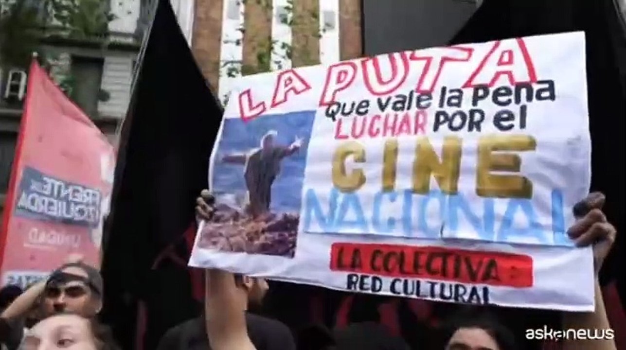 In Argentina attori in piazza contro i tagli di Milei, scontri
