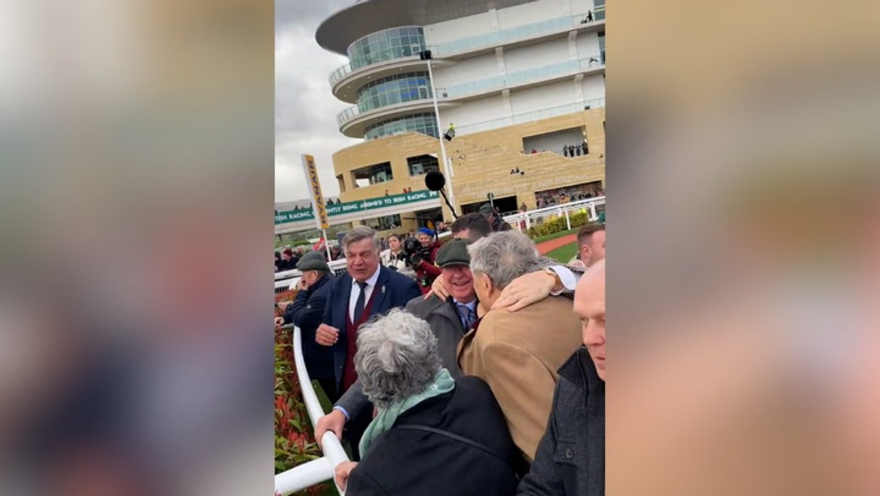Moment Alex Ferguson cheers and jumps for joy w...