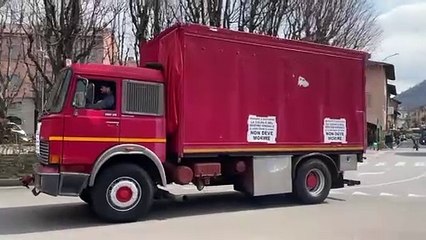 Descargar video: Como, il corteo dei giostrai del luna park per le strade della citt?