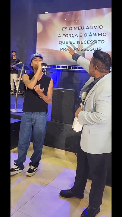 Jessé Aguiar volta a cantar em igreja e se emociona após receber profecia