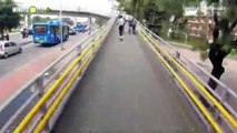 Se la pego! Terror en un puente peatonal de Bogotá, en video quedó registrado un violento atraco con cuchillo