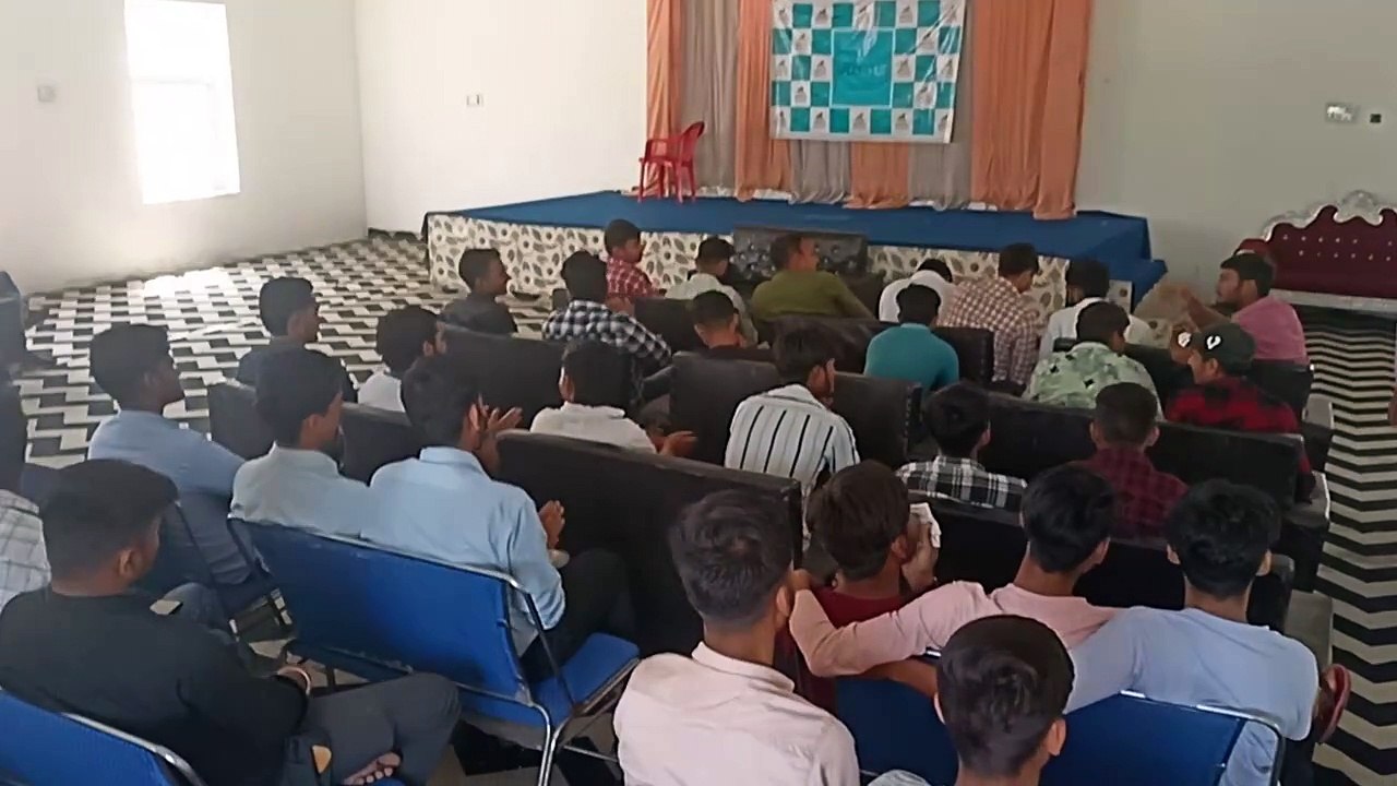 नेताओं का क्या...बेरोजगारी हम झेल रहे वो कर रहे शोषण!