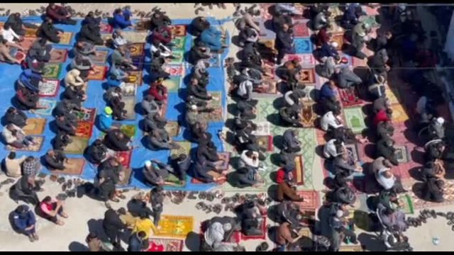 A Rafah prima preghiera del venerdì di Ramadan all'ombra delle macerie