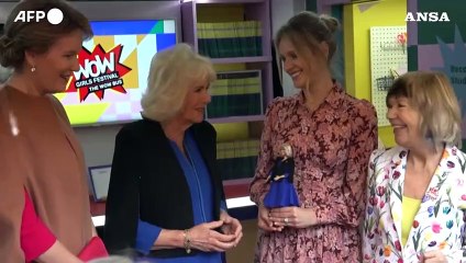 Londra, Camilla riceve in dono una Barbie a lei ispirata