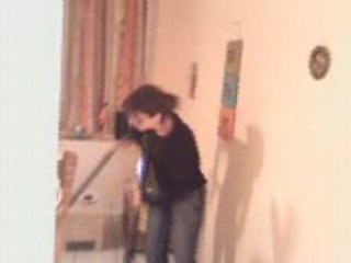 Émilie passe l'aspirateur !