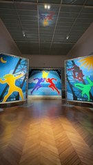 Marjane Satrapi s'enthousiasme devant "sa" tapisserie olympique