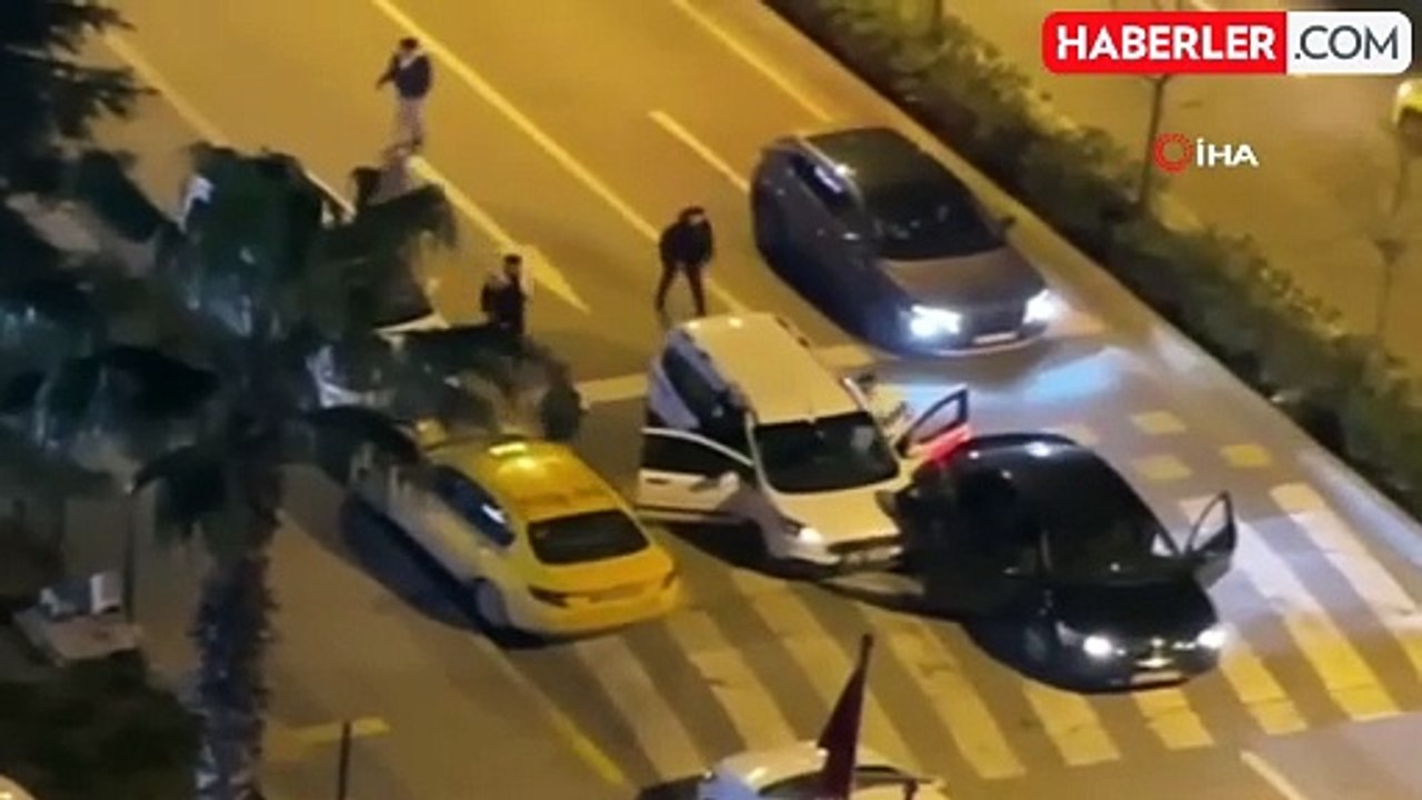 Esenyurt'ta Arabanın Önünü Kesip Sürücüye Saldı...