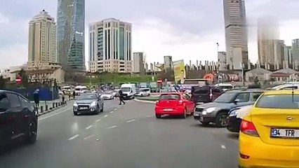 Yolun ortasında yumruk yumruğa kavga!