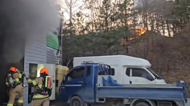 충북 오송역 인근 공장 창고서 불...14개 열차 운행 지연 / YTN