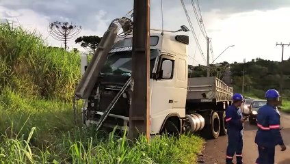 Carreta bate contra poste na Rua Pedro Baú