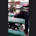 Eşini kaybeden kadın, kendisini 'rahatsız eden' adamı sokak ortasında dövdü
