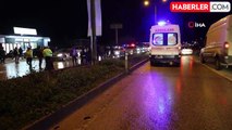 Yolun karşısına geçmek isteyen 2 kişiye otomobil çarptı: 1 ölü