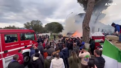 Video herunterladen: Si riaccende la protesta degli agricoltori a Roma, a fuoco le balle di fieno