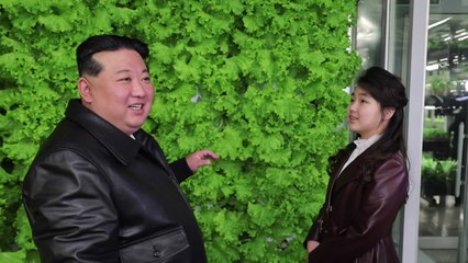 김정은, 딸 주애와 '온실농장' 준공식 참석 / YTN