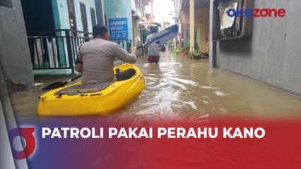 Polisi Patroli Pakai Perahu Kano ke Daerah Banjir Semarang
