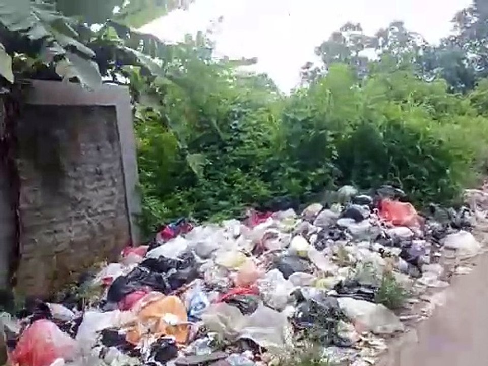 Sampah Berserakan di Jalan Setu Kulon