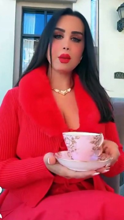 قبلة معاذ القحطاني لحبيبته تثير الجدل و هند القحطاني ترد