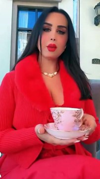 قبلة معاذ القحطاني لحبيبته تثير الجدل و هند القحطاني ترد