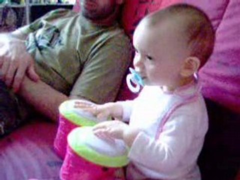 elle tape sur des bambous