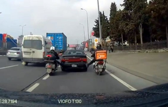 Yakıtı biten sürücünün imdadına motosikletliler yetişti