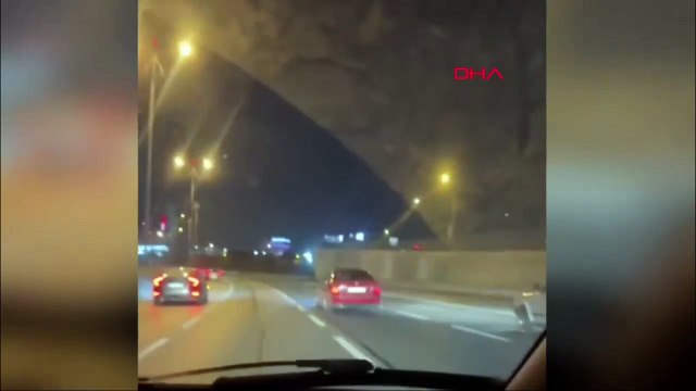 Bayrampaşa'da seyir halindeki otomobilin kaputu açıldı