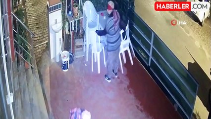 Bursa'da sandalye ve çiçek çalan hırsızlar kamerada