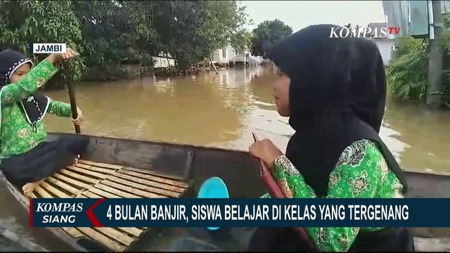 Mendekati Ujian, Siswa SD di Muaro Jambi Terpaksa Belajar di Genangan Banjir