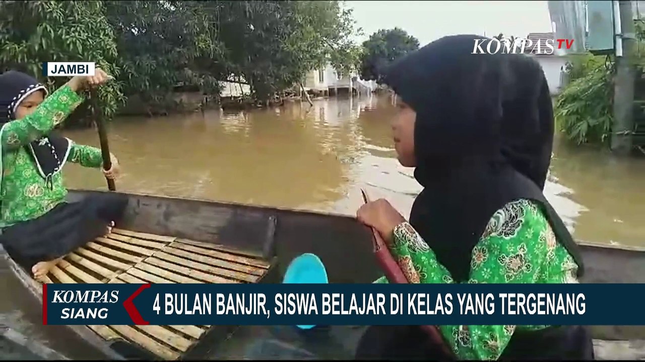 Mendekati Ujian, Siswa SD di Muaro Jambi Terpaksa Belajar di Genangan Banjir