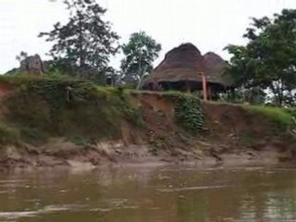 Arrivee a la communaute de Juyunintsa par le rio Conambo