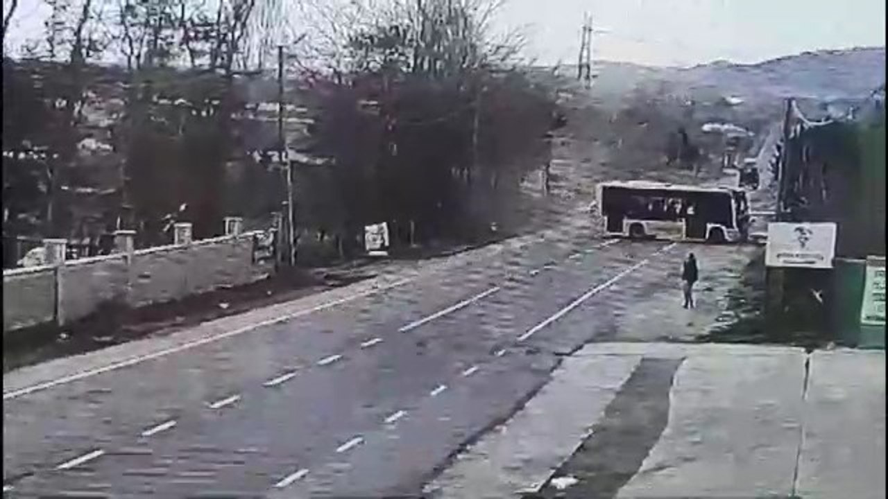 Karşı şeride geçip otobüse çarptı