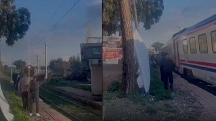 Adana'da bilet alamayan köylüler, trene 'el yapıyor'