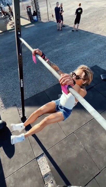 Brazilian Crossfit Athlete Carolinne Hobo