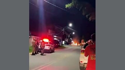 Barricada bloqueia SC-406 em Rio Vermelho, Florianópolis