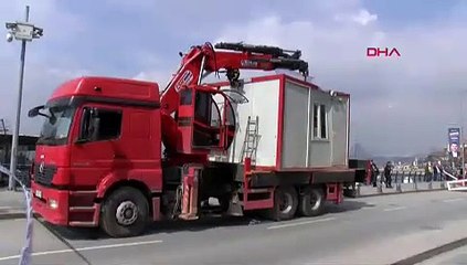 İstanbul'da vinç devrildi; sahil yolu kapandı