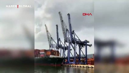 Gemi kıyıya çarptı, vinçler devrildi! O anlar kamerada...