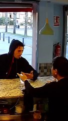 Vean la pelea de un inmigrante ilegal en un bar en Barcelona