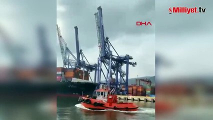 Limana yanaşan gemi kıyıya çarpınca vinçler devrildi